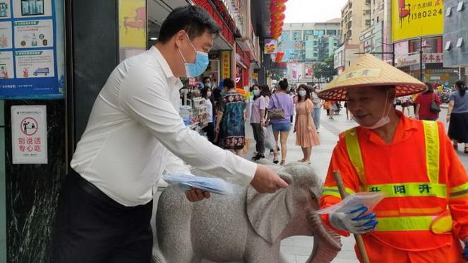 保障市民“買買買”開心更放心 一商家免費為消費者派發(fā)口罩