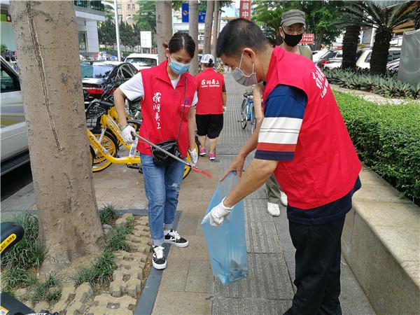 愛心服務走上街頭 2個小時為社區(qū)家園掃出一片潔凈