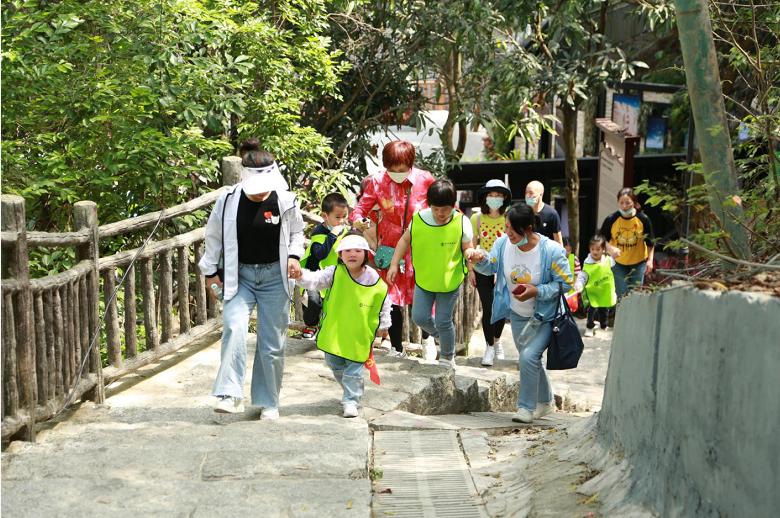 親子團(tuán)攜手重走“東縱北撤”登船路